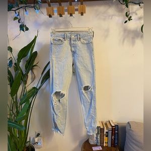 ✨ Distressed Light Wash Levi Jeans ~ Size 26 ✨